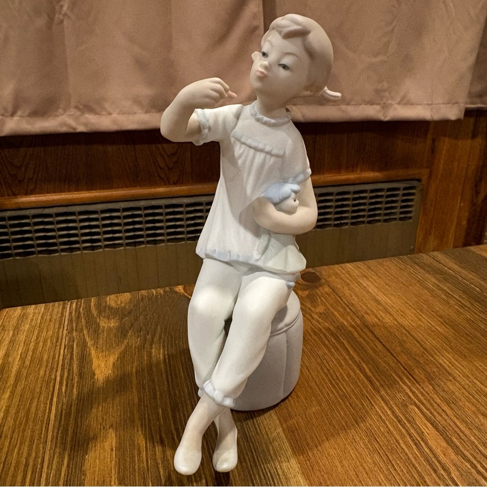 Lladro "Girl with Doll" - matte - Retired figurine #1083